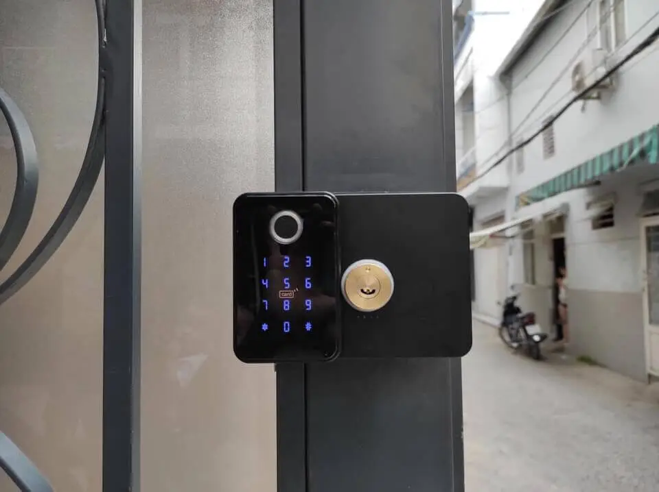 Tại sao chủ trọ nên lắp khoá cổng vân tay cho nhà trọ?