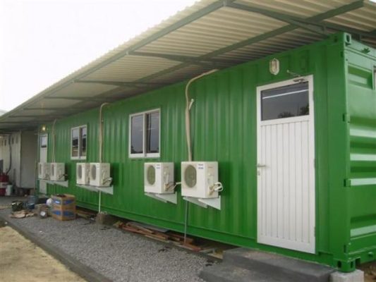 Container văn phòng được đặt dưới mái che