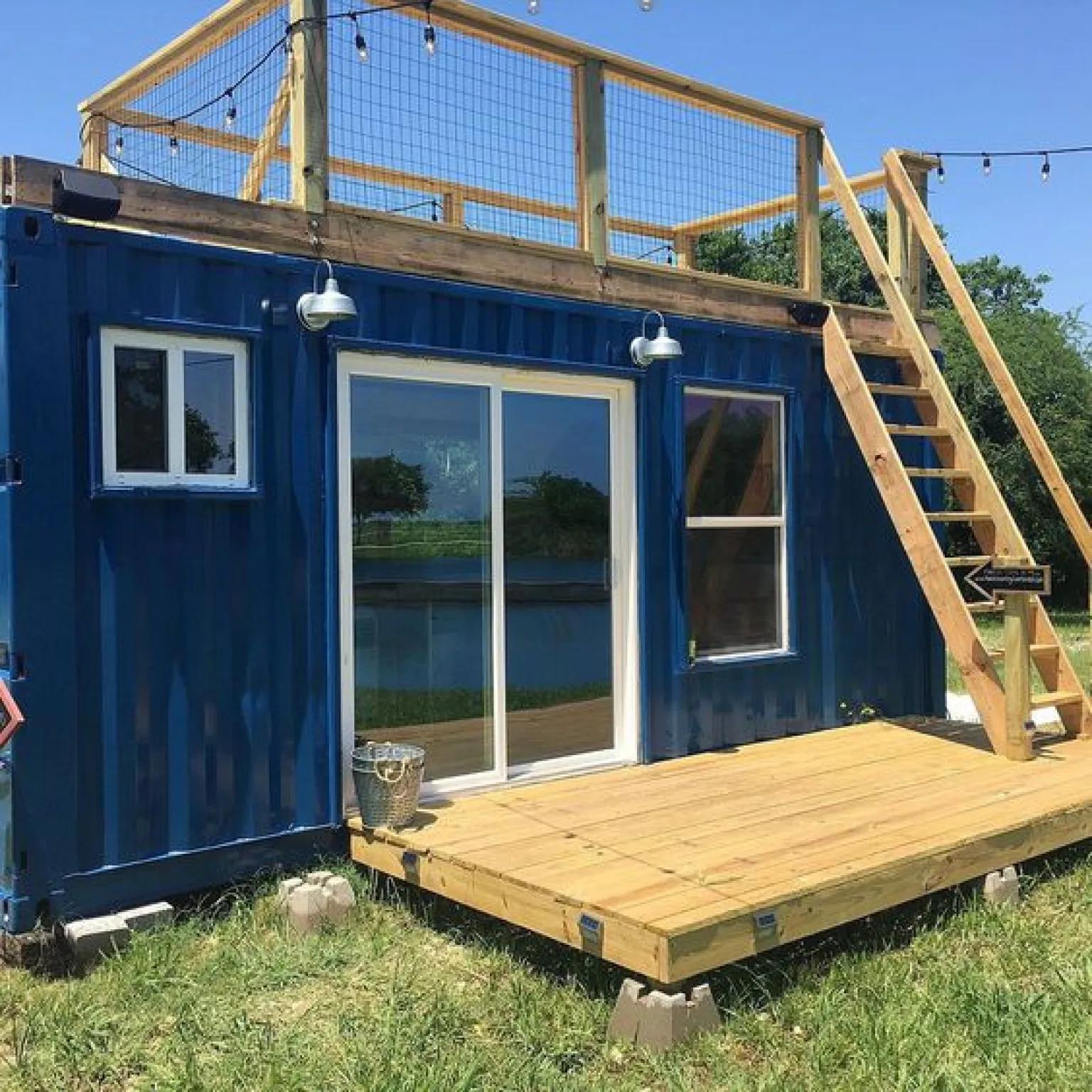 Mẫu nhà container được thiết kế thêm cầu thang