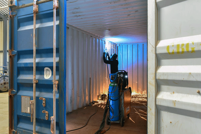 Kiểm tra thùng container cũ trước khi thuê